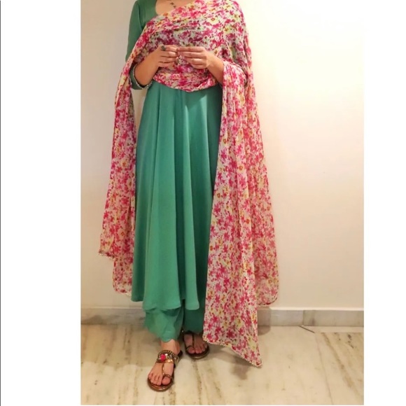 Green salwar with floral dupatta - Picture 5 of 6